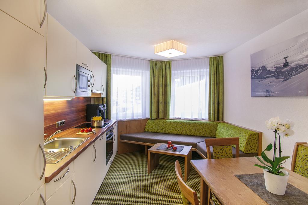 Hotel Garni Chasa Sulai Ischgl Zimmer foto